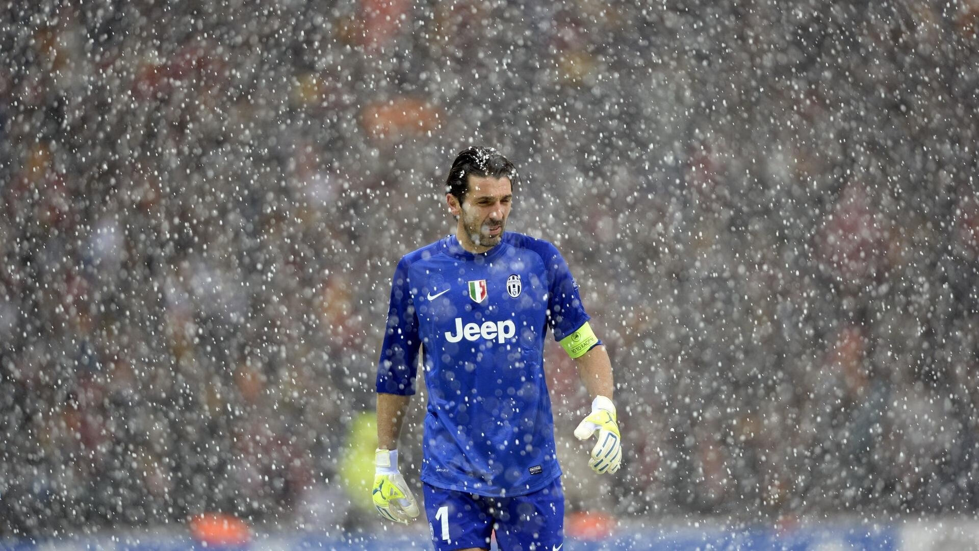 东亚球队在重要比赛中获胜，东亚足球队一期球员